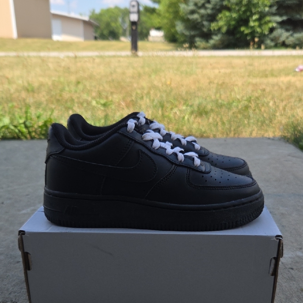 Nike Air Force 1 LE Black Sneakers With White Laces - Picture 3 of 7